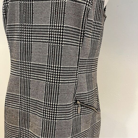 Sleeveless Black and White houndstooth Plaid print knee length Dress - Picture 3 of 12